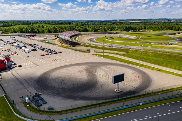 Panoramiczny Widok Lotnisko Wyścigów Samochodach Sportowych Przed Wyścigami Słoneczny Dzień — Zdjęcie stockowe