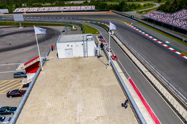 Carreras Coches Deportivos Pista Carreras Autódromo Día Soleado —  Fotos de Stock