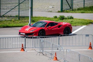 Güneşli bir günde otoparktaki yarış pistinde spor arabaları yarıştırmak.