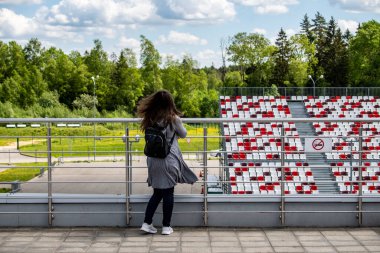Araba yarışları meraklıları ve taraftarları spor araba yarışı beklentisiyle pistte.
