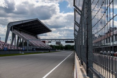 Güneşli bir günde yarışmadan önce spor arabalar için yarış pisti