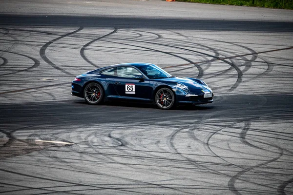 Rennsportwagen Einem Sonnigen Tag Auf Der Rennstrecke Auf Dem Autodrom — Stockfoto