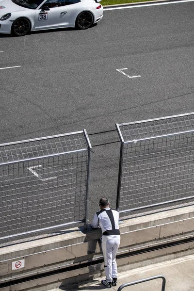 赛车手和赛车迷在赛道上期待着赛车 — 图库照片