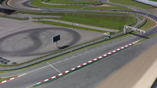 Panoramiczny Widok Lotnisko Wyścigów Samochodach Sportowych Przed Wyścigami Słoneczny Dzień — Wideo stockowe