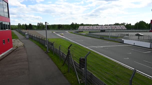 Panoramiczny Widok Lotnisko Wyścigów Samochodach Sportowych Przed Wyścigami Słoneczny Dzień — Wideo stockowe