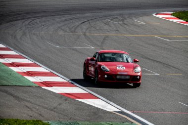 Yarış arabaları pistteki yarışlarda yüksek hızda yol alır.