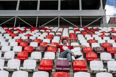 Spor araba yarışlarında kırmızı tişörtlü bir bayan amigo kız.
