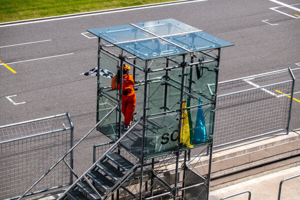 персонал ипподрома, который следит за безопасностью во время спортивных гонок на треке