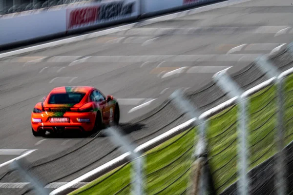 Rennsportwagen Fahren Bei Rennen Auf Der Rennstrecke Mit Hohem Tempo — Stockfoto