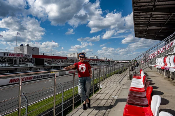 Cheerleaderin Roten Shirt Auf Der Rennstrecke Bei Den Sportwagenrennen — Stockfoto