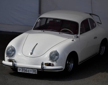 Güneşli bir günde yarış pistinde yarış arabaları