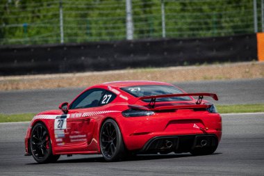 Güneşli bir günde yarış pistinde yarış arabaları 