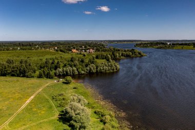 İHA 'dan geniş bir göl, orman, tarla ve yolların köyüne panoramik manzara 