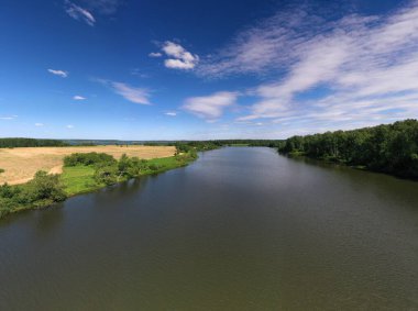 İHA 'dan geniş bir göl, orman, tarla ve yolların köyüne panoramik manzara 