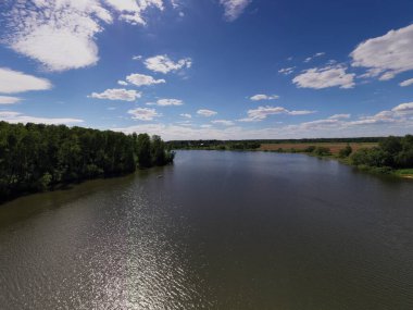 İHA 'dan geniş bir göl, orman, tarla ve yolların köyüne panoramik manzara 