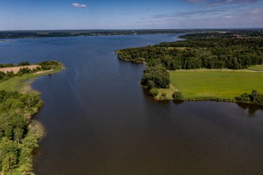 İHA 'dan geniş bir göl, orman, tarla ve yolların köyüne panoramik manzara 
