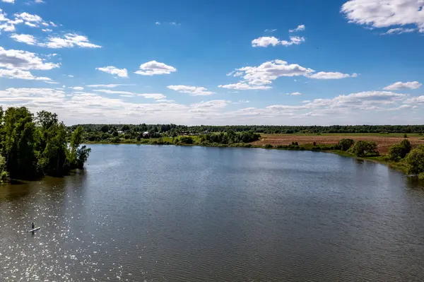 Vista Panorâmica Drone Para Aldeia Grande Lago Floresta Campos Estradas — Fotografia de Stock