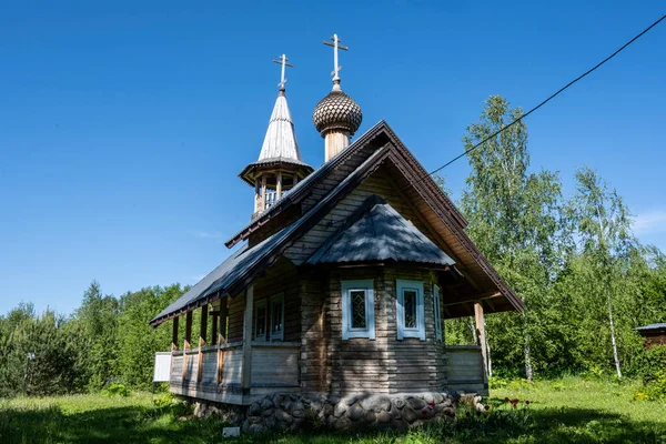 Oud Stenen Gebouw Met Een Kapel Een Kerk Tegen Blauwe — Stockfoto