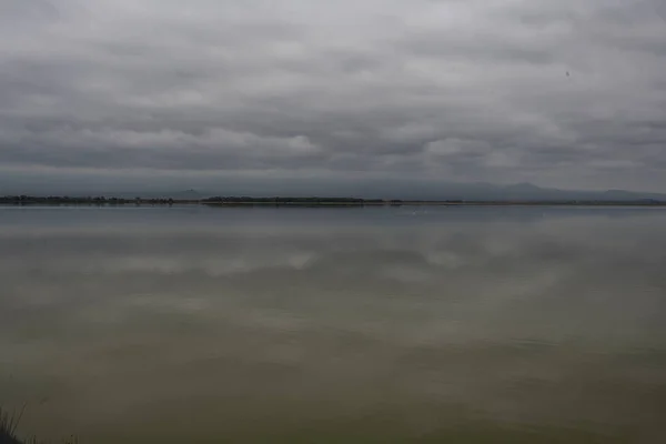 Odbicie Błękitnego Nieba Chmur Zielonej Wodzie Dużego Jeziora — Zdjęcie stockowe