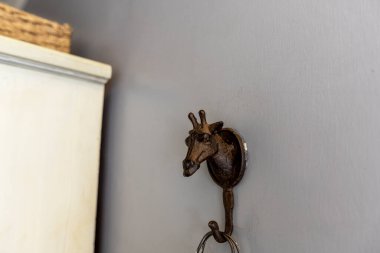 Eski bir koloni kır evinin içinde.