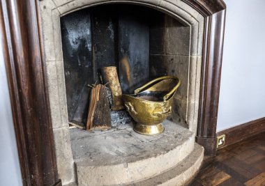 Eski bir koloni kır evinin içinde.