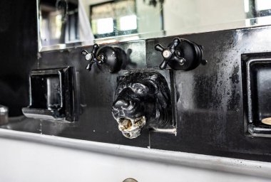 Eski bir koloni kır evinin içinde.