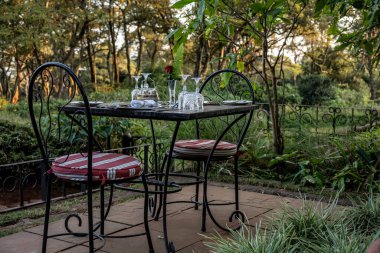 Temiz havada sofrayı kurarken kullanılacak eşyalar.