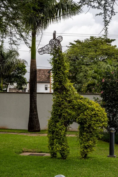 Grüner Park Mit Bäumen Mit Figuren Afrikanischer Tiere — Stockfoto