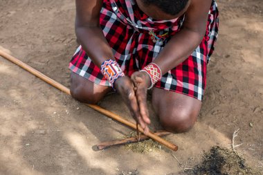 Masai kabilesinden insanlar Afrika 'da safari için ev eşyaları alıyorlar. 