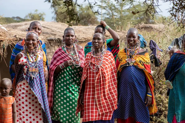 Masai Kabilesinden Insanlar Afrika Safari Için Eşyaları Alıyorlar — Stok fotoğraf