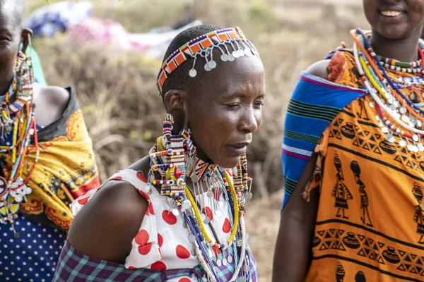 Masai Kabilesinden Insanlar Afrika Safari Için Eşyaları Alıyorlar — Stok fotoğraf