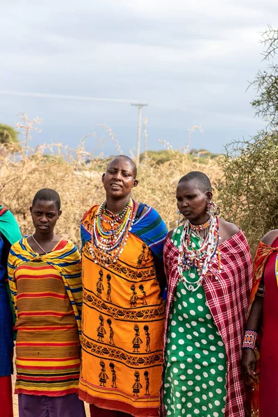 Masai Kabilesinden Insanlar Afrika Safari Için Eşyaları Alıyorlar — Stok fotoğraf