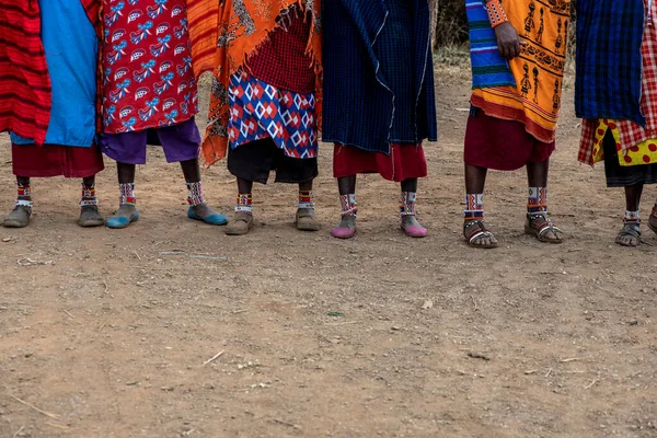 Masai Kabilesinden Insanlar Afrika Safari Için Eşyaları Alıyorlar — Stok fotoğraf