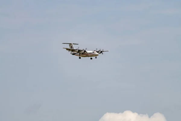 사바나 상공에 프로펠러 비행기 — 스톡 사진