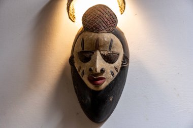 Yerel yaratıcılığın özelliklerini göz önünde bulundurarak antik el emeğinin örnekleri. 