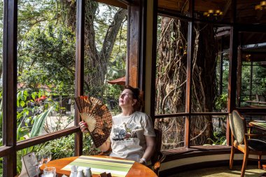 Kenya Milli Parkı 'nda safari yapan kadın turist.