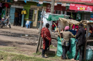 Kenya 'nın Masai Mara bölgesinin yerel sakinleri günlük faaliyetlerinde