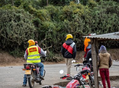 Kenya 'nın Masai Mara bölgesinin yerel sakinleri günlük faaliyetlerinde