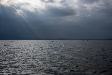 Ağaçları ve büyük gölü olan güzel Afrika manzarası