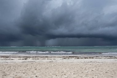 Hint Okyanusu alçak gelgitte mercan resifleri açığa çıktığında 