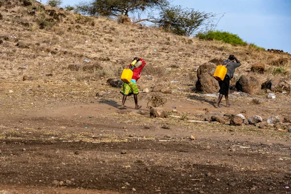 ケニアのマサイ マラ地区の住民は日々の活動の中で — ストック写真