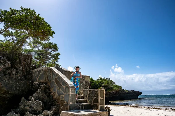 Mulher Chapéu Azul Posando Contra Pano Fundo Corais Ilhas Durante — Fotografia de Stock