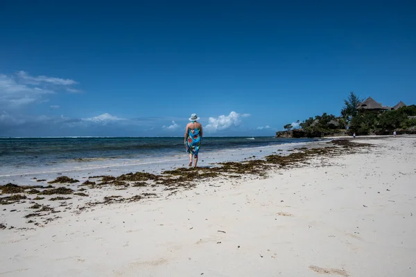 Mujer Sombrero Azul Posando Sobre Telón Fondo Corales Islas Durante — Foto de Stock