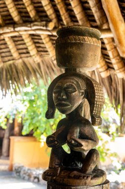 Kenya 'nın yerel kabilelerinden klasik ahşap işçiliği