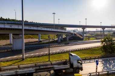 Sabahın erken saatlerinde insansız hava aracının yüksekliğinden yeşil ormanlar ve yollar arasındaki zarif kavşak. 