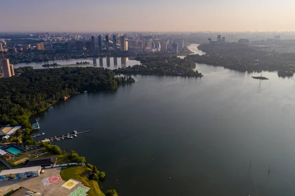 Une Vue Panoramique Complexe Résidentiel Près Lac Une Forêt Périphérie — Photo