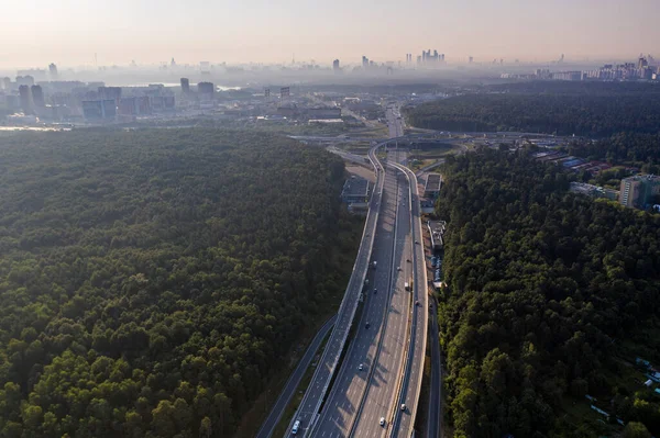 Jonction Gracieuse Des Routes Des Autoroutes Entre Les Forêts Vertes — Photo