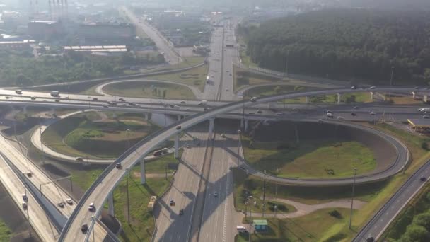 Sabahın Erken Saatlerinde Insansız Hava Aracının Yüksekliğinden Yeşil Ormanlar Yollar — Stok video