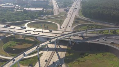 Sabahın erken saatlerinde insansız hava aracının yüksekliğinden yeşil ormanlar ve yollar arasındaki zarif kavşak.
