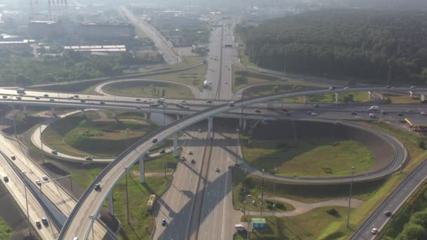 Elegante Cruce Carreteras Autopistas Entre Bosques Verdes Desde Altura Dron — Vídeos de Stock